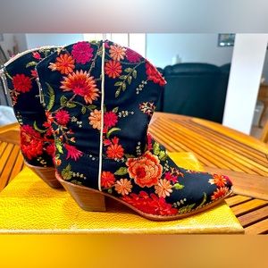 Momo NY embroidered boots. Size 38 (7.5).